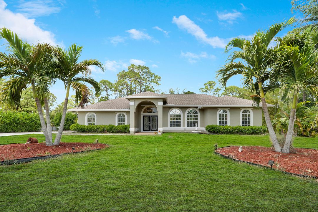 合同活跃: $670,000 (4 贝兹, 2 浴室, 1977 平方英尺)