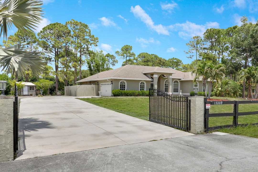 合同活跃: $670,000 (4 贝兹, 2 浴室, 1977 平方英尺)