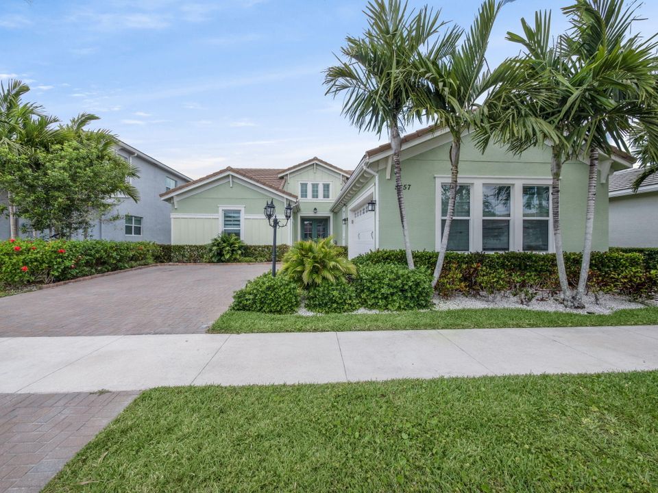 Activo con contrato: $5,000 (3 camas, 3 baños, 2436 Pies cuadrados)