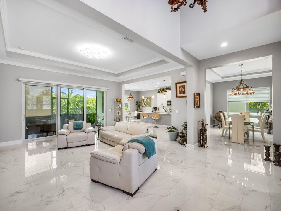 Activo con contrato: $5,000 (3 camas, 3 baños, 2436 Pies cuadrados)