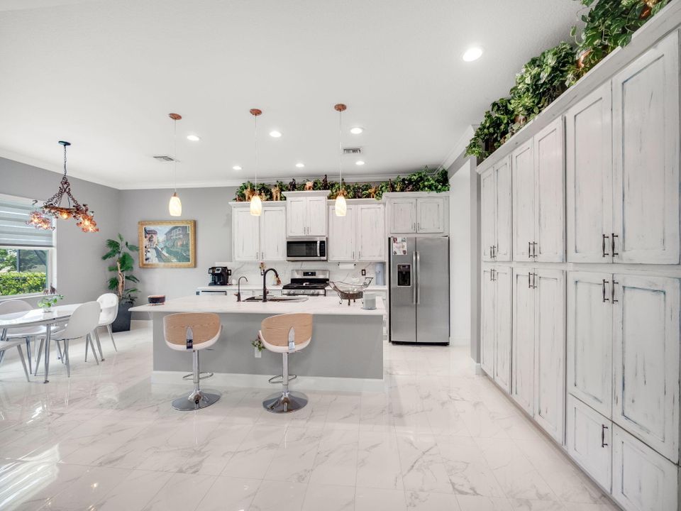 Activo con contrato: $5,000 (3 camas, 3 baños, 2436 Pies cuadrados)