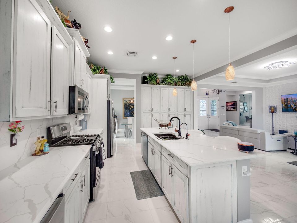 Activo con contrato: $5,000 (3 camas, 3 baños, 2436 Pies cuadrados)