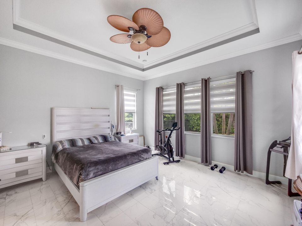 Activo con contrato: $5,000 (3 camas, 3 baños, 2436 Pies cuadrados)