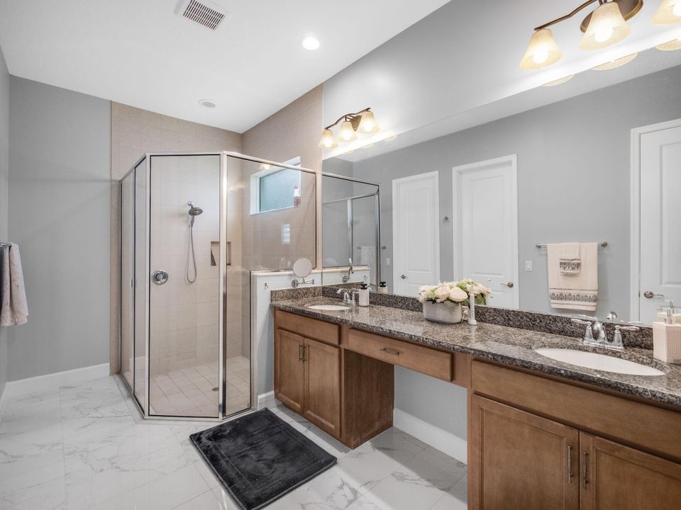 Activo con contrato: $5,000 (3 camas, 3 baños, 2436 Pies cuadrados)