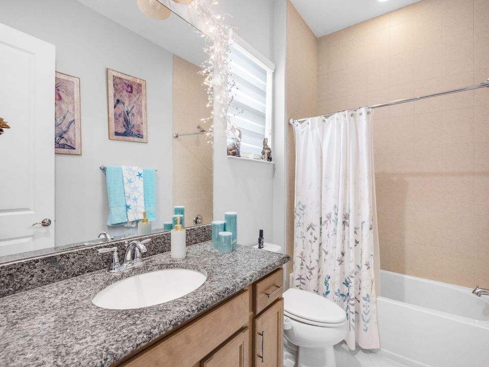 Activo con contrato: $5,000 (3 camas, 3 baños, 2436 Pies cuadrados)