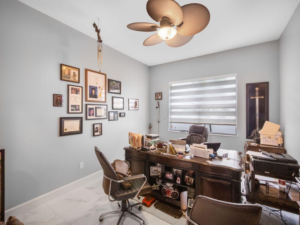 Activo con contrato: $5,000 (3 camas, 3 baños, 2436 Pies cuadrados)