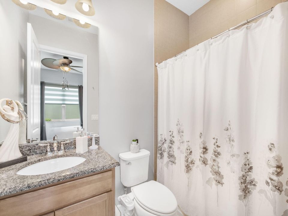 Activo con contrato: $5,000 (3 camas, 3 baños, 2436 Pies cuadrados)