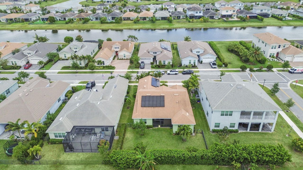 Activo con contrato: $5,000 (3 camas, 3 baños, 2436 Pies cuadrados)