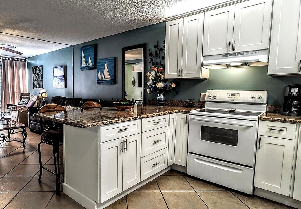 Active With Contract: $207,000 (1 beds, 1 baths, 689 Square Feet)