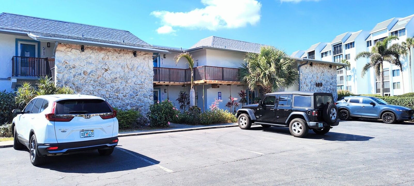 Active With Contract: $207,000 (1 beds, 1 baths, 689 Square Feet)