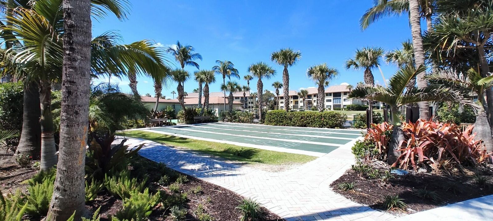 Active With Contract: $207,000 (1 beds, 1 baths, 689 Square Feet)