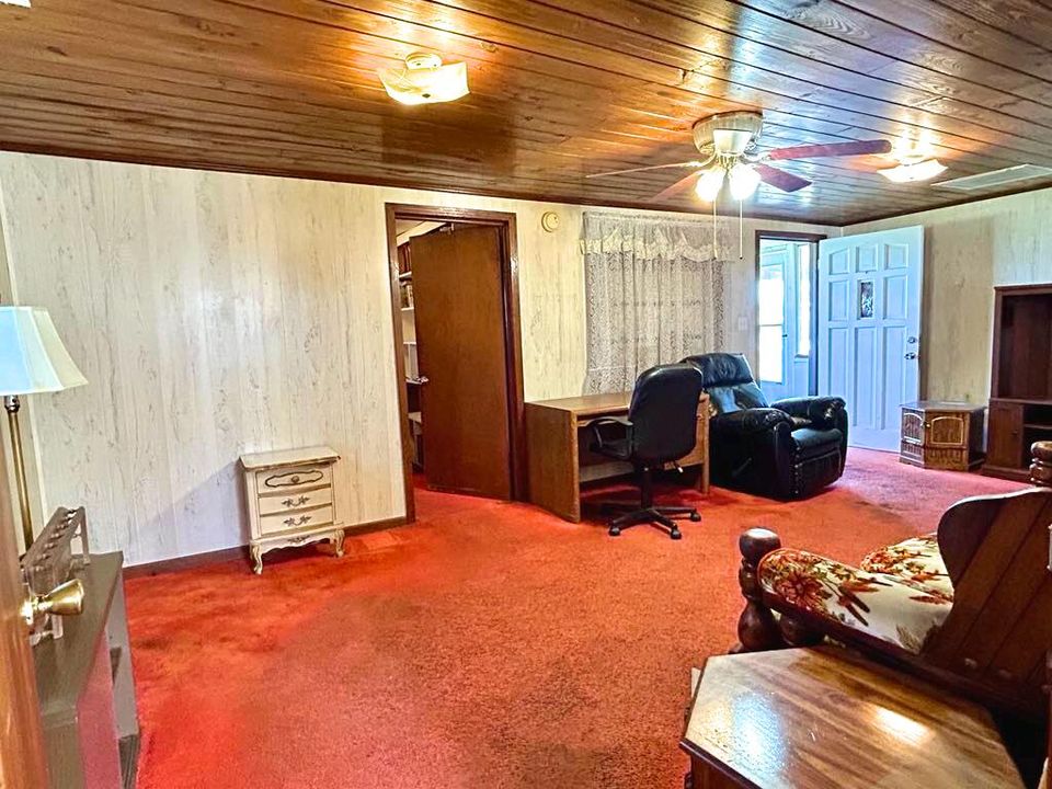 For Sale: $179,900 (2 beds, 1 baths, 1051 Square Feet)