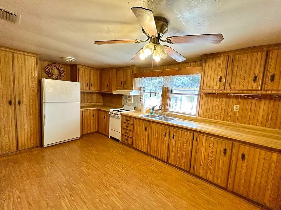 For Sale: $179,900 (2 beds, 1 baths, 1051 Square Feet)