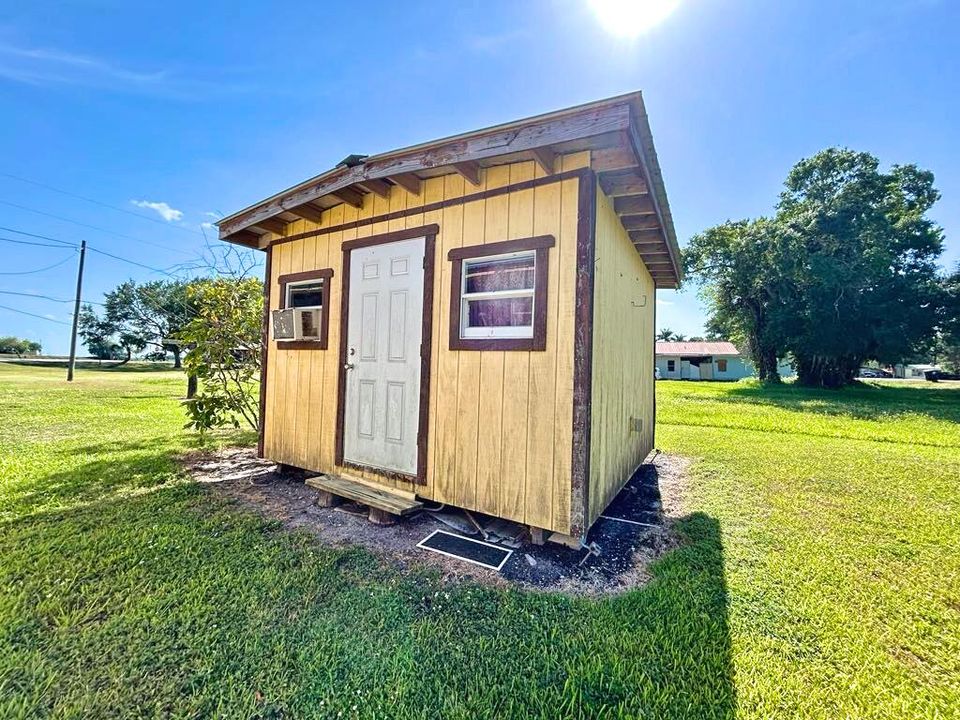 For Sale: $179,900 (2 beds, 1 baths, 1051 Square Feet)