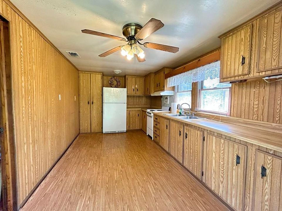 For Sale: $179,900 (2 beds, 1 baths, 1051 Square Feet)