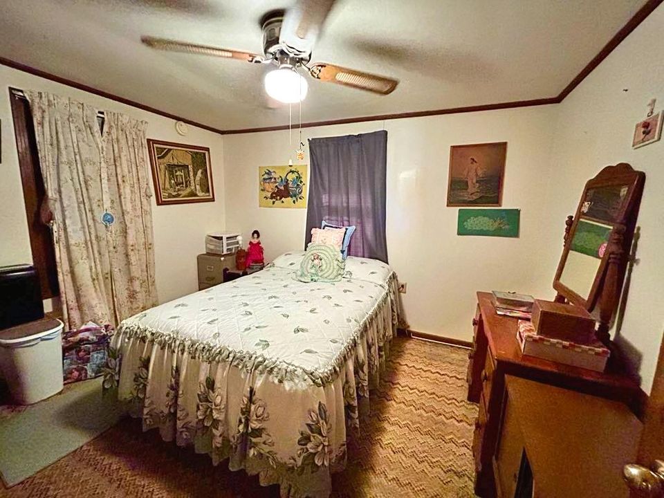 For Sale: $179,900 (2 beds, 1 baths, 1051 Square Feet)