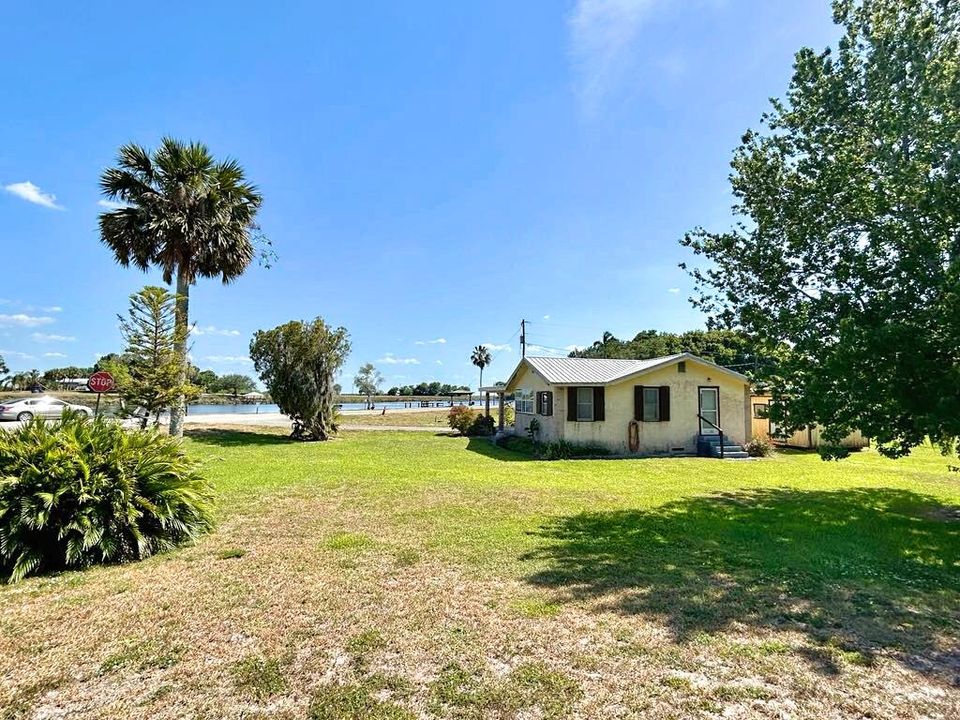 For Sale: $179,900 (2 beds, 1 baths, 1051 Square Feet)