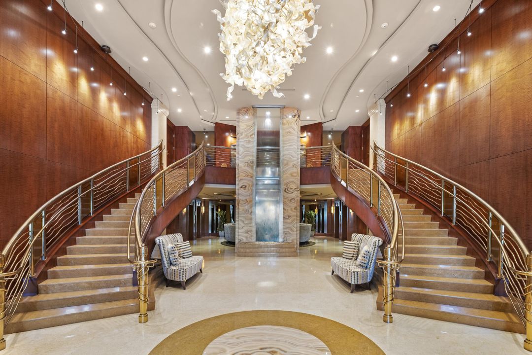 Под контрактом: $7,695,000 (4 спален, 4 ванн, 4482 Квадратных фут)