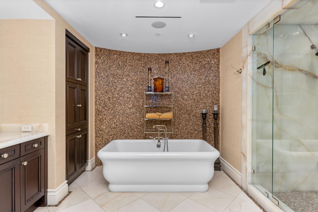 Под контрактом: $7,695,000 (4 спален, 4 ванн, 4482 Квадратных фут)