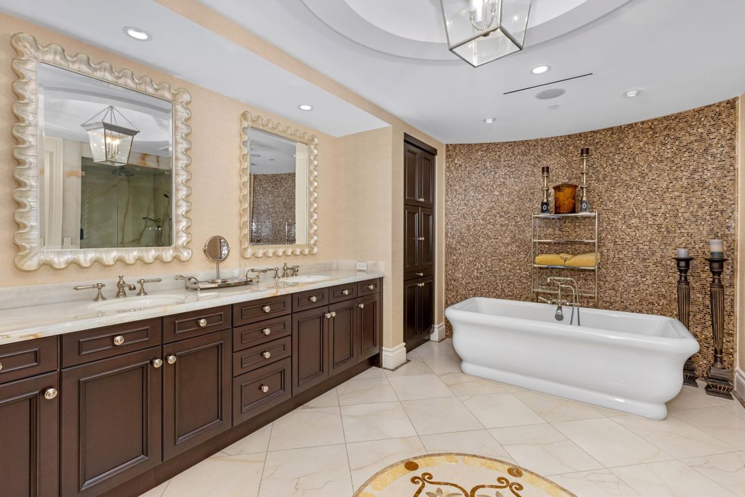 Под контрактом: $7,695,000 (4 спален, 4 ванн, 4482 Квадратных фут)