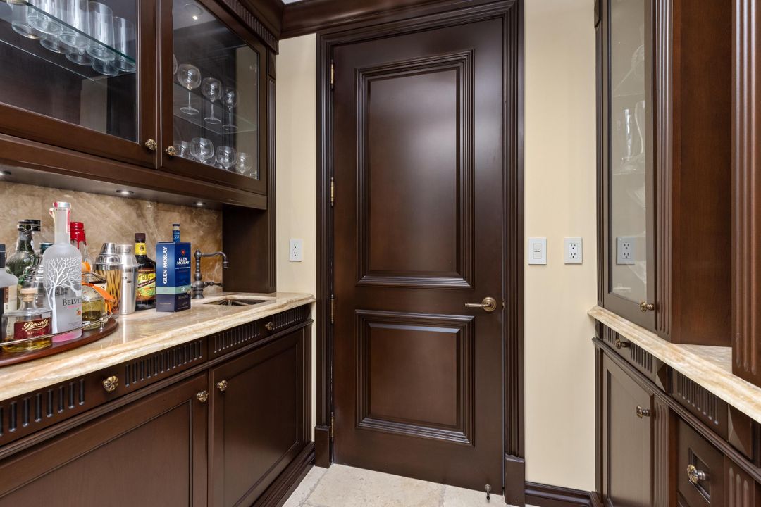 Под контрактом: $7,695,000 (4 спален, 4 ванн, 4482 Квадратных фут)