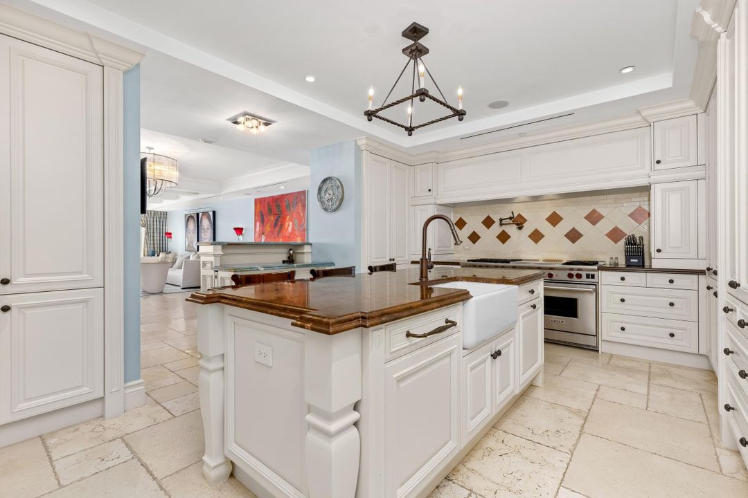 Под контрактом: $7,695,000 (4 спален, 4 ванн, 4482 Квадратных фут)