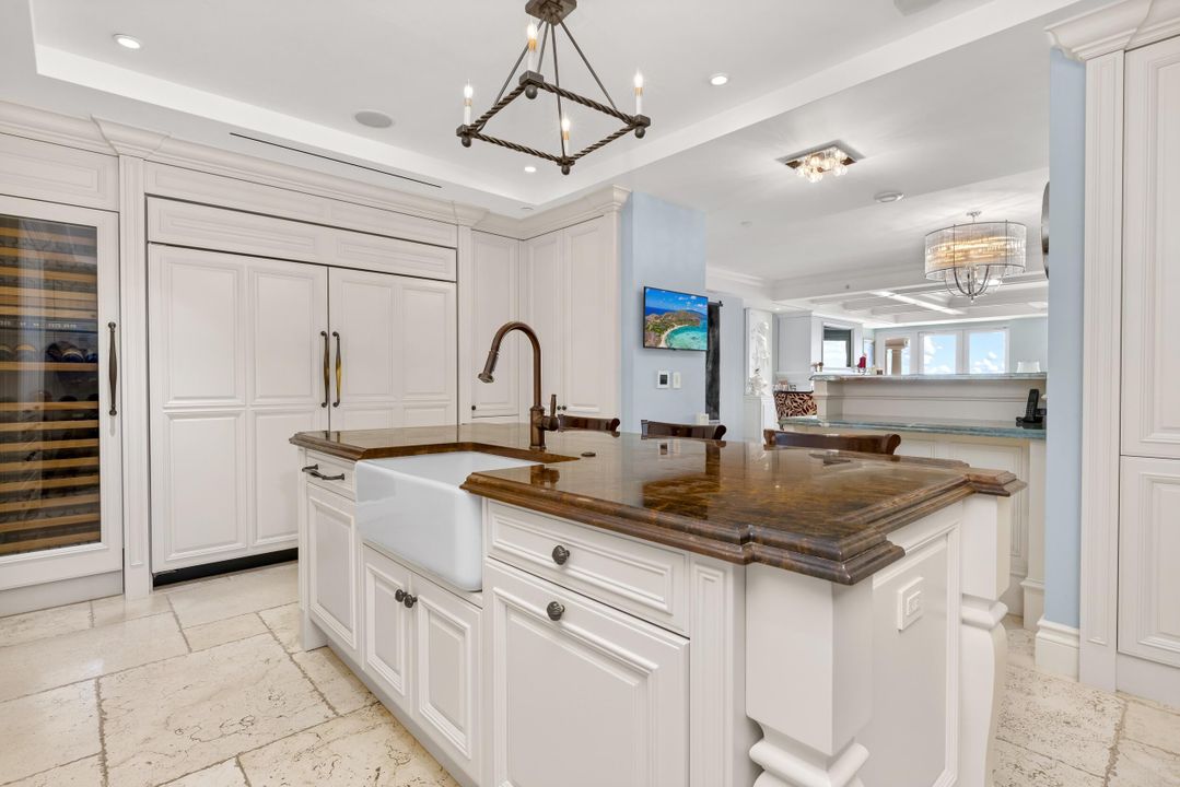 Под контрактом: $7,695,000 (4 спален, 4 ванн, 4482 Квадратных фут)