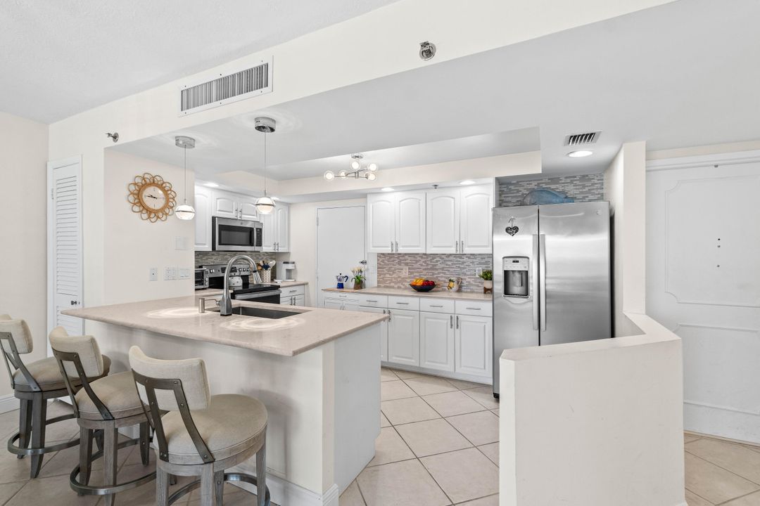 Под контрактом: $695,000 (2 спален, 2 ванн, 1372 Квадратных фут)