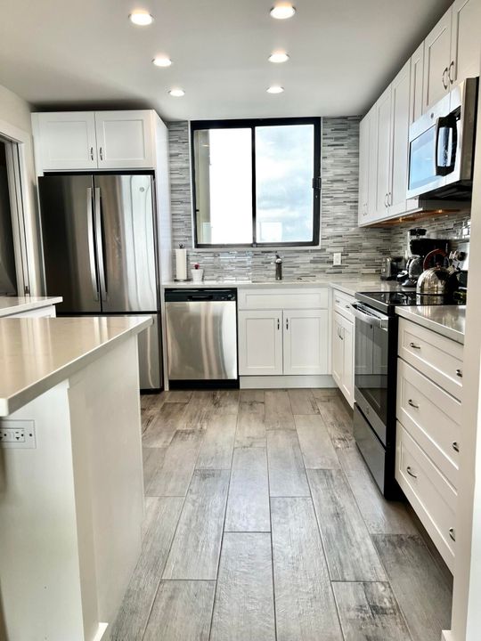 合同活跃: $9,000 (2 贝兹, 2 浴室, 1270 平方英尺)