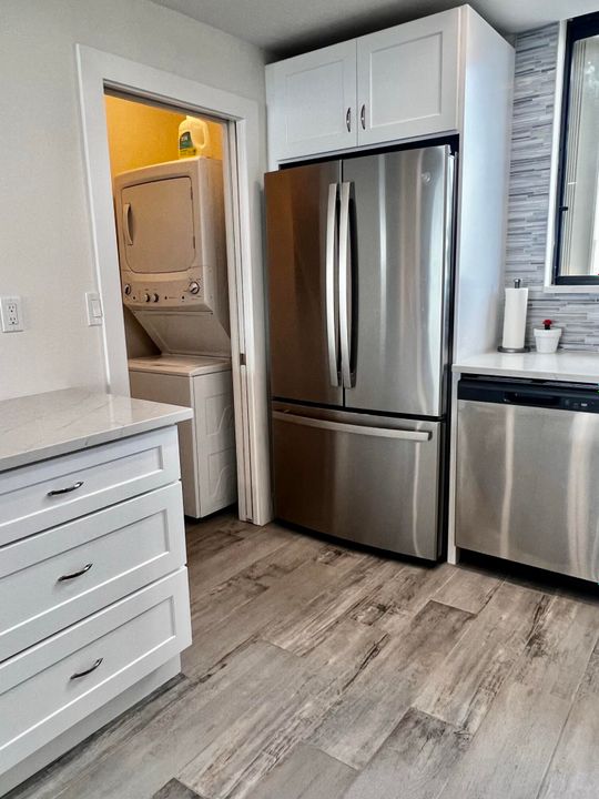 合同活跃: $9,000 (2 贝兹, 2 浴室, 1270 平方英尺)