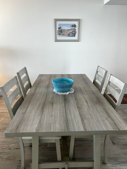 合同活跃: $9,000 (2 贝兹, 2 浴室, 1270 平方英尺)