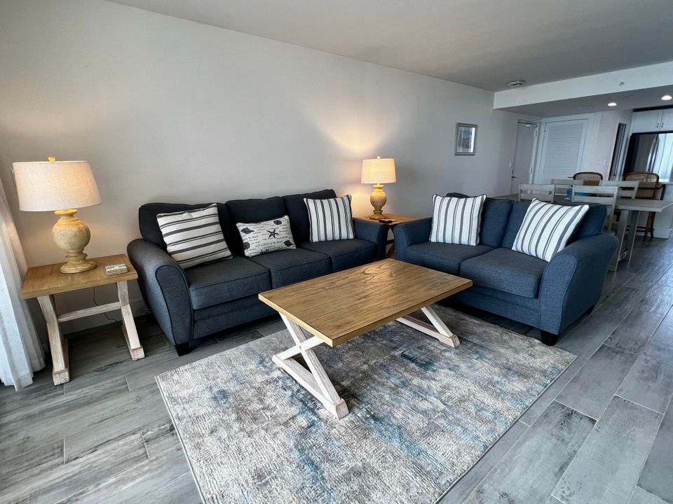 合同活跃: $9,000 (2 贝兹, 2 浴室, 1270 平方英尺)