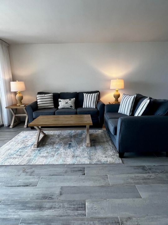 合同活跃: $9,000 (2 贝兹, 2 浴室, 1270 平方英尺)