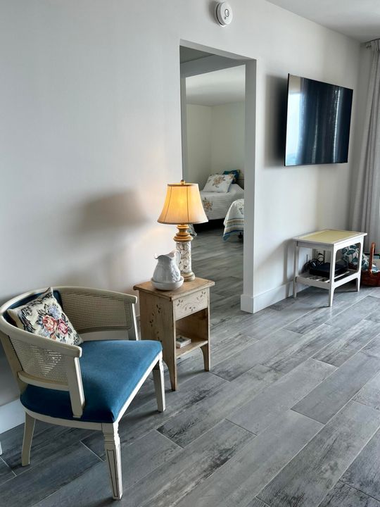 合同活跃: $9,000 (2 贝兹, 2 浴室, 1270 平方英尺)