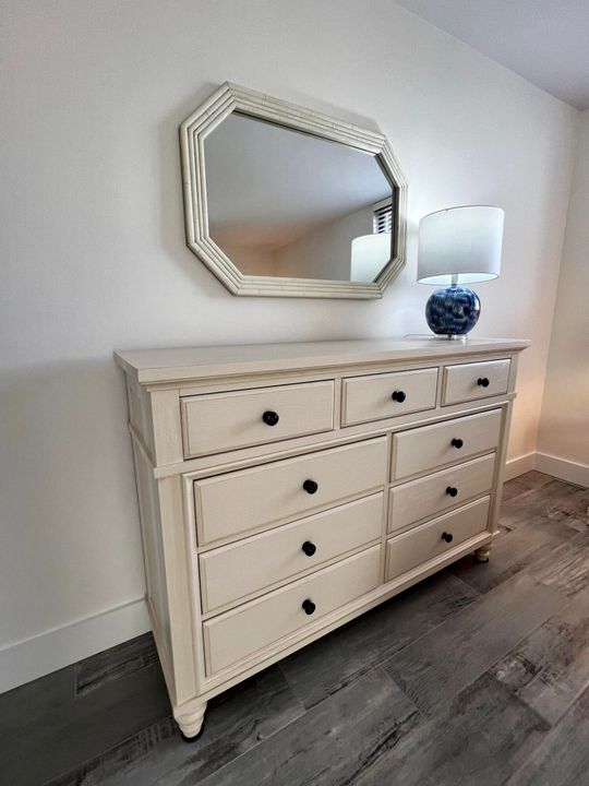 合同活跃: $9,000 (2 贝兹, 2 浴室, 1270 平方英尺)