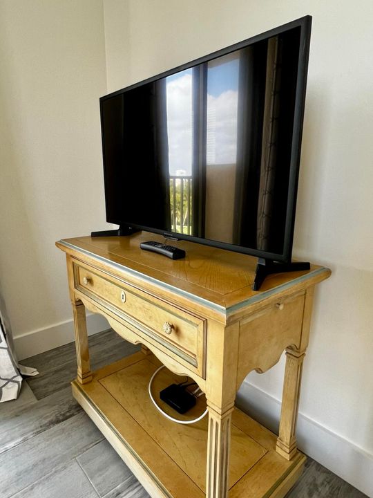 合同活跃: $9,000 (2 贝兹, 2 浴室, 1270 平方英尺)