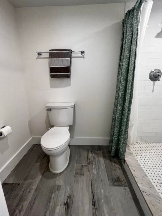 合同活跃: $9,000 (2 贝兹, 2 浴室, 1270 平方英尺)