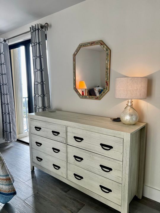 合同活跃: $9,000 (2 贝兹, 2 浴室, 1270 平方英尺)