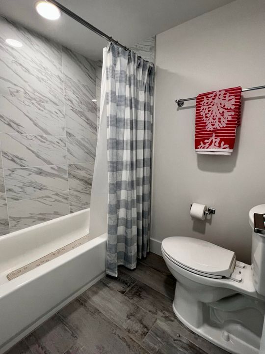 合同活跃: $9,000 (2 贝兹, 2 浴室, 1270 平方英尺)