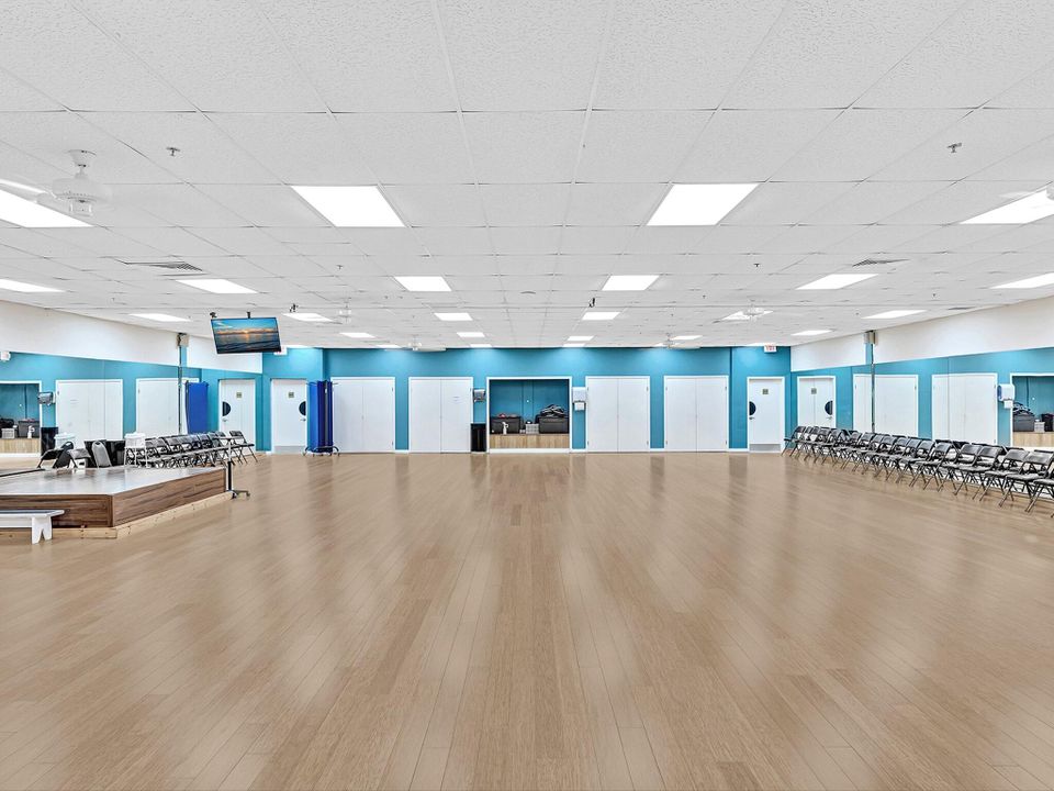 待售: $69,999 (1 贝兹, 1 浴室, 700 平方英尺)