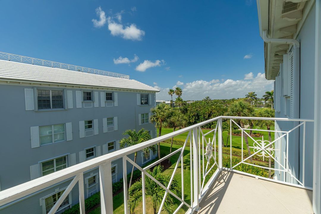 Active With Contract: $895,000 (2 beds, 2 baths, 1375 Square Feet)