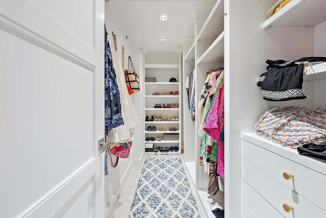 For Sale: $2,750,000 (2 beds, 2 baths, 1510 Square Feet)