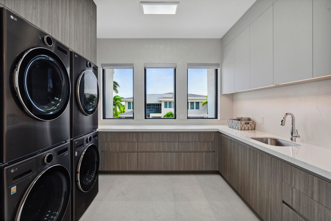 For Sale: $9,895,000 (5 beds, 5 baths, 5699 Square Feet)