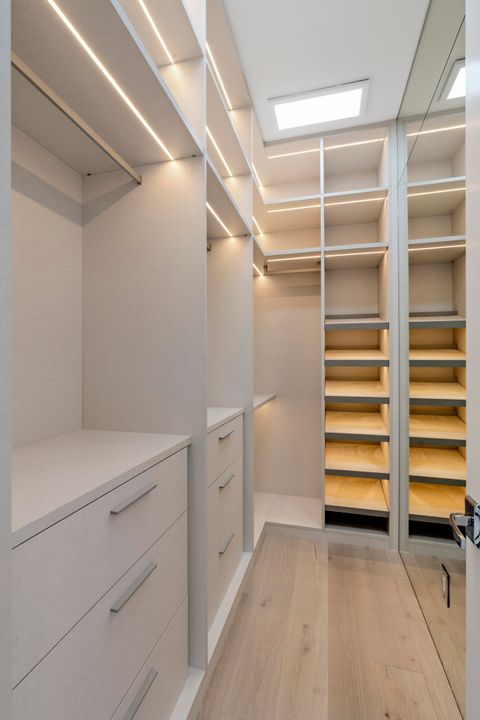 For Sale: $9,895,000 (5 beds, 5 baths, 5699 Square Feet)