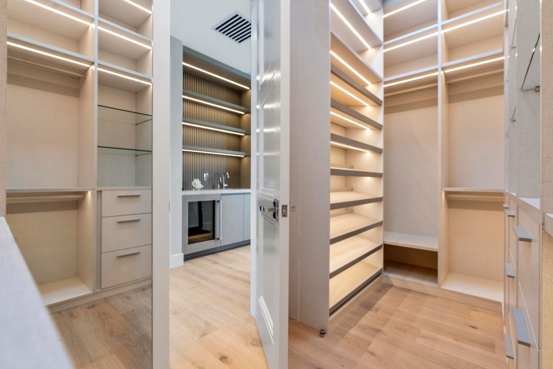 For Sale: $9,895,000 (5 beds, 5 baths, 5699 Square Feet)