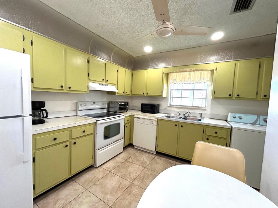 Active With Contract: $128,000 (2 beds, 1 baths, 1024 Square Feet)