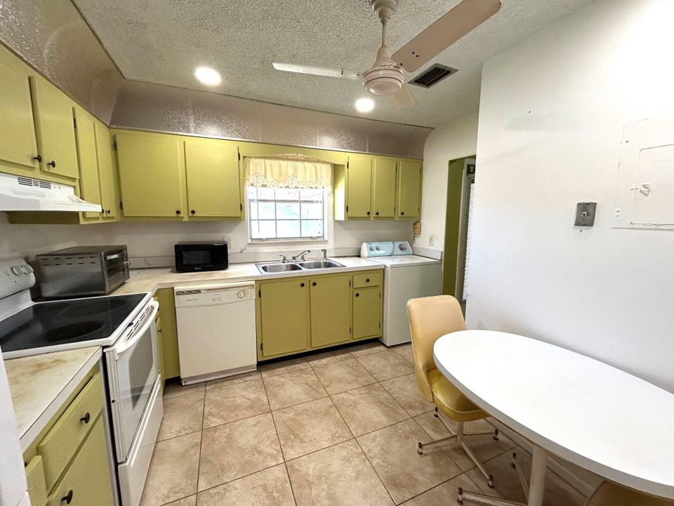Active With Contract: $128,000 (2 beds, 1 baths, 1024 Square Feet)
