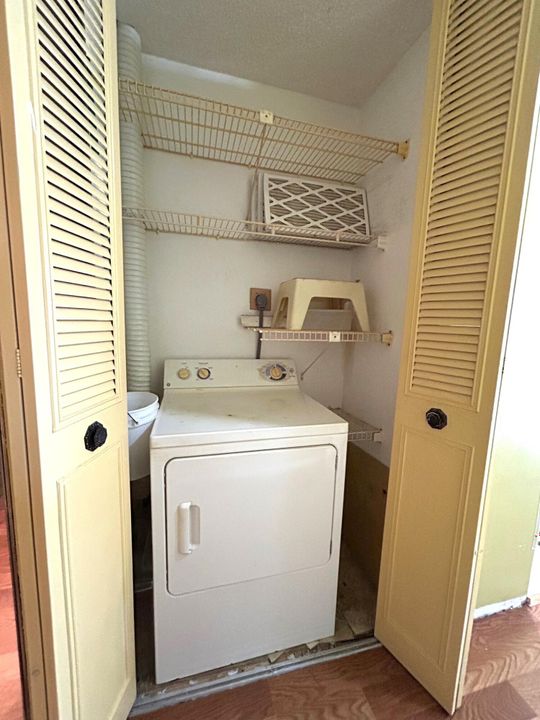 Active With Contract: $128,000 (2 beds, 1 baths, 1024 Square Feet)