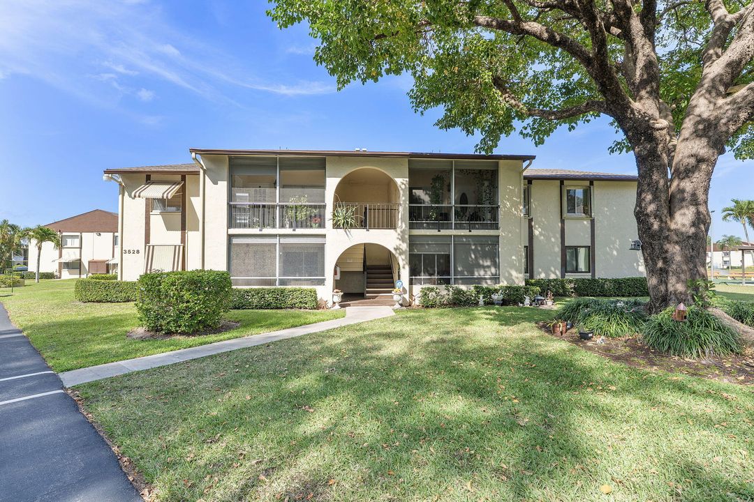 合同活跃: $105,000 (1 贝兹, 1 浴室, 780 平方英尺)