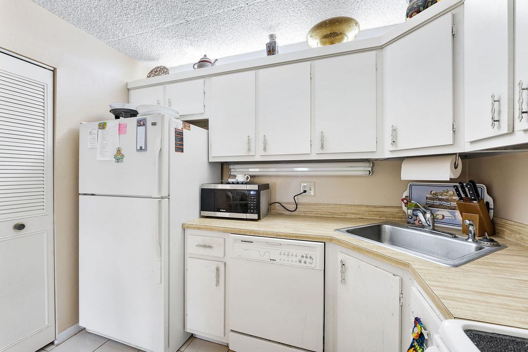 合同活跃: $105,000 (1 贝兹, 1 浴室, 780 平方英尺)